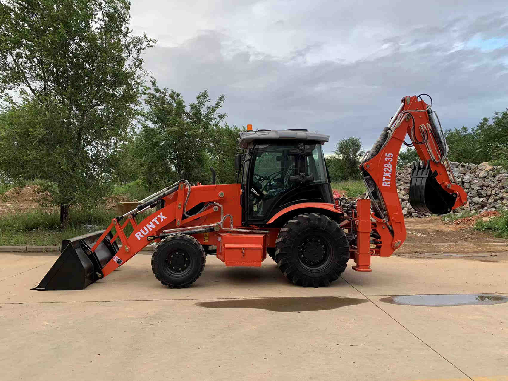 A Closer Look at the Success Story of avrilmachinery Brand Backhoe Loader Excavator in South America